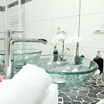 Secret Hideaways Cozystudio 1 Superior Mit Wifi L 450m Bis Uni L Zoo *